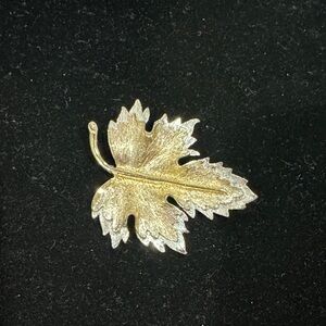 Sarah Coventry — Vintage Gold and Silver Leaf Brooch
